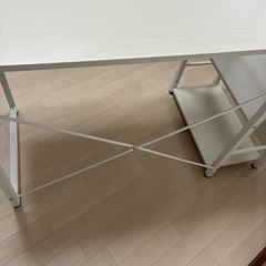 白の棚付き机の画像