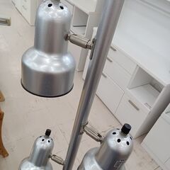 リユースのサカイ栃木店★ジモティ割あり★ オーム電機 フロアスタンドライト シルバー W28×D28×H162 クリーニング済み TC10213の画像