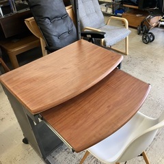 W2508-396 PCデスク＆チェアセット ※バラ売り不可 デスクキャスター付き 中古の画像