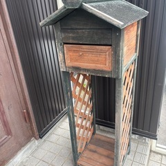 木製ポストの画像