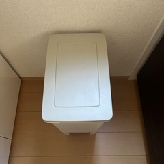 ペダル式ゴミ箱の画像