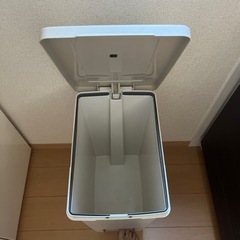 ペダル式ゴミ箱の画像