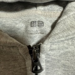 UNIQLO グレーのパーカー Lサイズの画像
