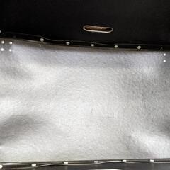 黒の台車付き収納ボックスの画像