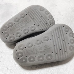 13.5cm Attipas ベビーシューズ グレーの画像