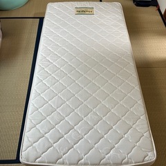 シングルベッド用のコイルマットレスの画像