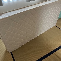 シングルベッド用のコイルマットレスの画像