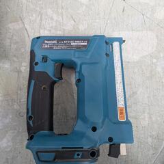 【工具】Makita ST312D 18V 充電式タッカー　本体のみ　付属品あり　中古　リサイクルショップ宮崎屋住吉店25.8.14の画像