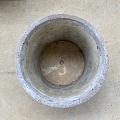 切り株みたいな陶器鉢の画像