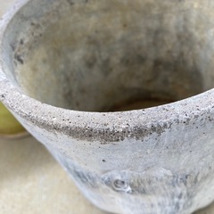 切り株みたいな陶器鉢の画像