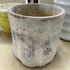切り株みたいな陶器鉢の画像