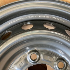 新車外し｜新型キャラバン純正ホイール＆純正ホイールキャップ｜15×5.5JJ 6穴 PCD139.7 インセット45の画像