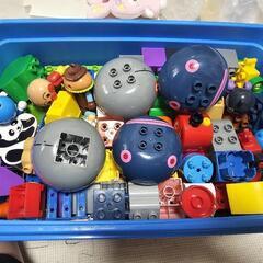 バイキンマン、アンパンマン、ブロックの画像