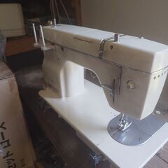 とても古いジャノメ ミシンの画像