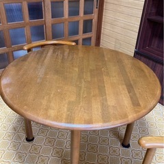 値下げしました、ダイニング丸テーブル&椅子3脚
の画像