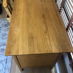木製デスク　と チャーチチェアーの画像