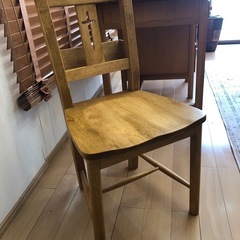 木製デスク　と チャーチチェアーの画像