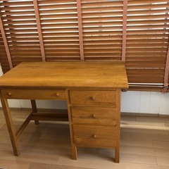 木製デスク　と チャーチチェアーの画像