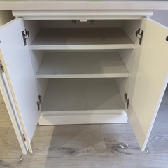 鏡面加工開き扉の収納棚の画像