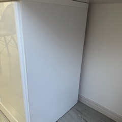 鏡面加工開き扉の収納棚の画像