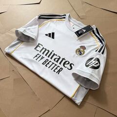 Adidas huángmǎ jīngdiǎn zhǔchǎng qiúmí bǎn qiúyī duǎn xiù sù gàn T xù huángmǎ jīngdiǎn zhǔchǎng qiúyī | bónàwū róngyào zhàn páo ādídásī wèi huángmǎ dǎzào de zhè kuǎn zhǔchǎng qiúyī, yǐ biāozhì xìng báisè wéi zhǔ diào, dāpèi jīngdiǎn hēijīn tiáowén yǔ huánの画像