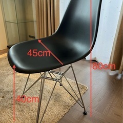 ダイニングテーブルとチェア４脚の画像