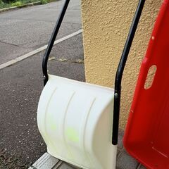 ソリ2台と子供用のママさんダンプの画像