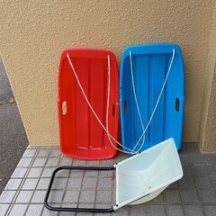 ソリ2台と子供用のママさんダンプの画像