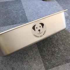 ステンレスの入れ物の画像