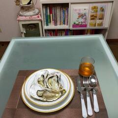 ダイニングテーブルと椅子2脚の画像