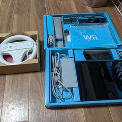 Wii本体　リモコン２つ　ハンドルの画像