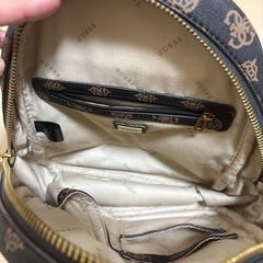 guessリュックの画像