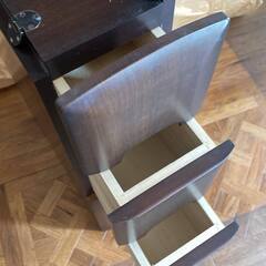 引き出し付き棚の画像