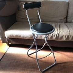 折りたたみ椅子の画像