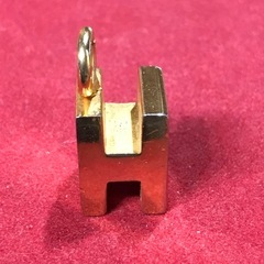 珍品 Hロゴ スクエアデザインチャーム ゴールド 750?刻印の画像