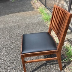 しっかりした木製椅子の画像