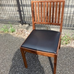 しっかりした木製椅子の画像