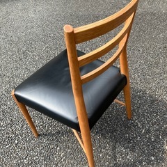 しっかりした木製椅子 2の画像