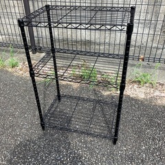 黒色のメタル棚の画像