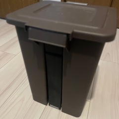ゴミ箱　ブラウンの画像