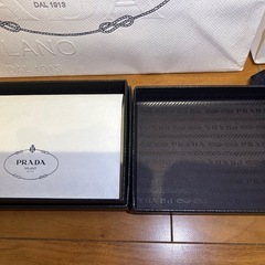 PRADAの紙袋と箱の画像