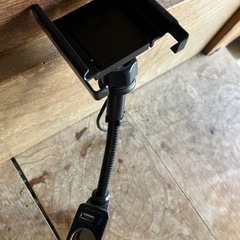 車用iPhoneスタンド シガーソケット、USB電源の画像