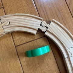 木製レールとおもちゃの画像