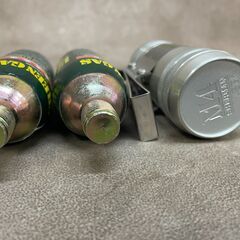 サンプロジェクト グリーンガス ２本 レギュレーター１個 中古品 ガスガン カートリッジ CO2 M4シャーマン の画像