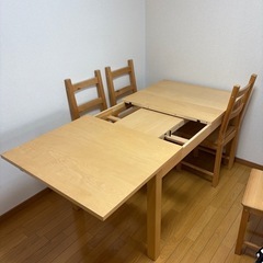 IKEA ダイニングテーブル 椅子4脚つきの画像