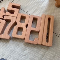 知育玩具　
数字　積み木の画像
