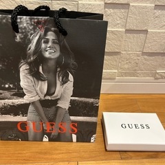 GUESSの紙袋の画像
