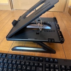 パソコンスタンド＆ワイヤレスキーボードの画像