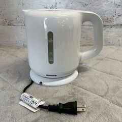 山善 電気ケトル DKE-100 2020年製 1.0L ホワイト 動作確認済 1200W ヘルツフリー 電気湯沸機 空炊き防止 美品 ② Y2099の画像