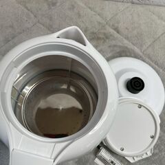 山善 電気ケトル DKE-100 2020年製 1.0L ホワイト 動作確認済 1200W ヘルツフリー 電気湯沸機 空炊き防止 美品 ② Y2099の画像
